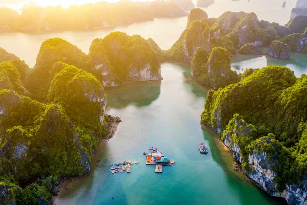 Luftbild mit Drohne aus der Halong Bucht mit vielen Felsen und Inseln