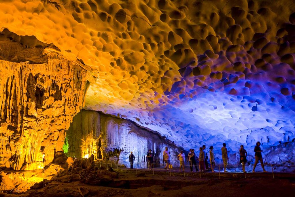 Höhle in der Halong-Bucht