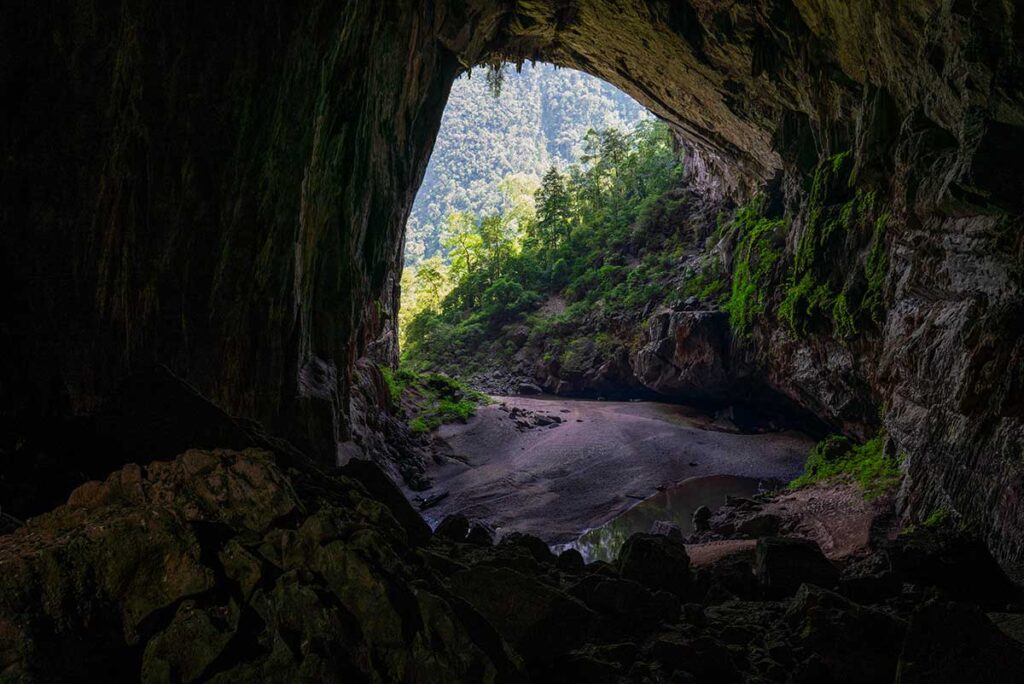 Die riesige Höhlenöffnung der Hang En-Höhle in Phong Nha