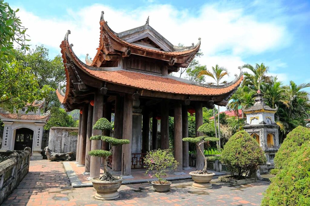 Kleiner Tempel auf einem riesigen Platz in der alten Zitadelle Hoa Lu in Ninh Binh