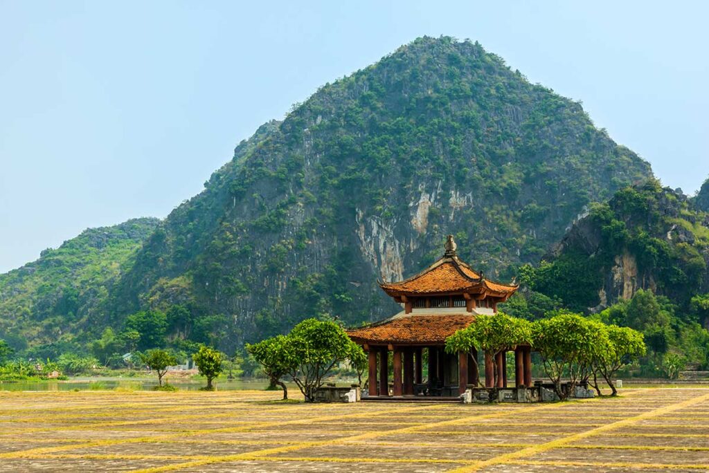 Kleiner Tempel auf einem riesigen Platz in der alten Zitadelle Hoa Lu in Ninh Binh