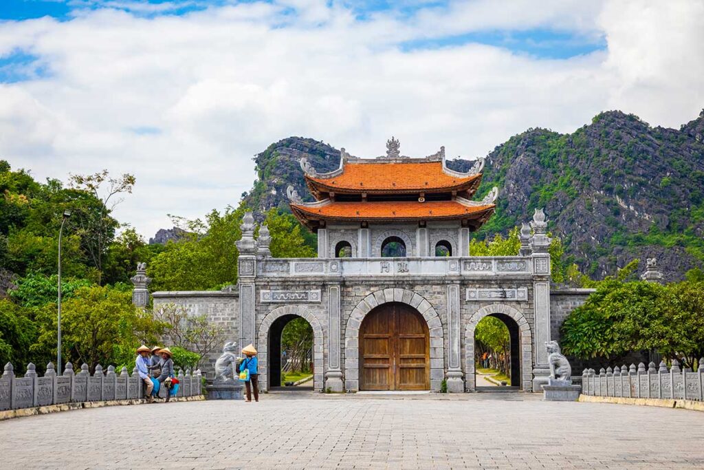 Das Haupttor der alten Zitadelle Hoa Lu in Ninh Binh