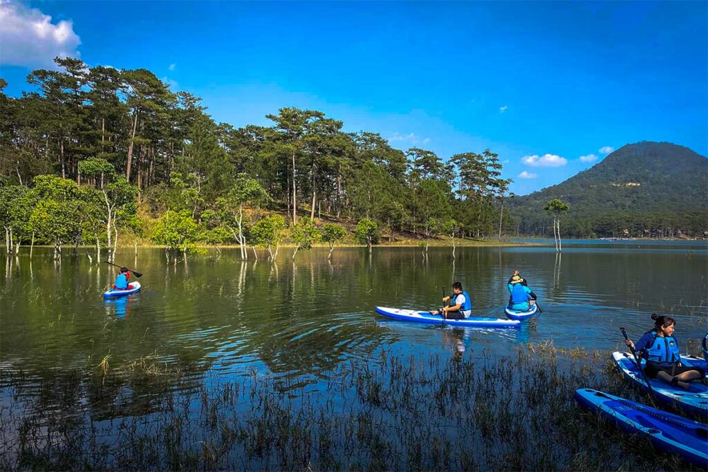 Kajakfahren in Dalat auf dem Tuyen Lam See bei schönem Wetter