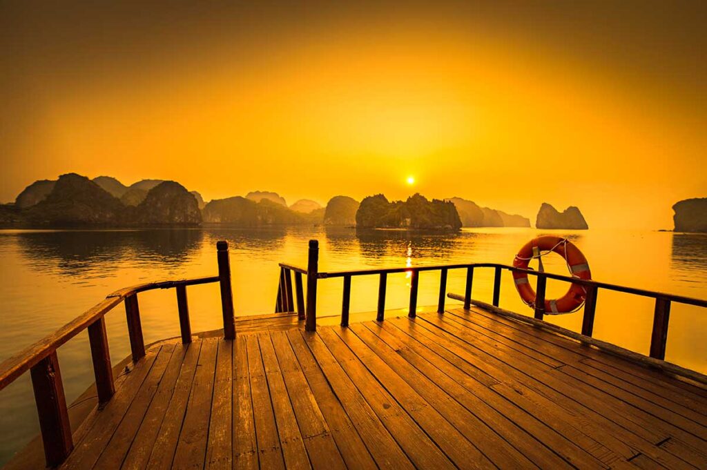 Fahren Sie durch die Lan-Ha-Bucht (neben der Halong-Bucht) und genießen Sie den atemberaubenden goldenen Sonnenuntergang über der Bucht