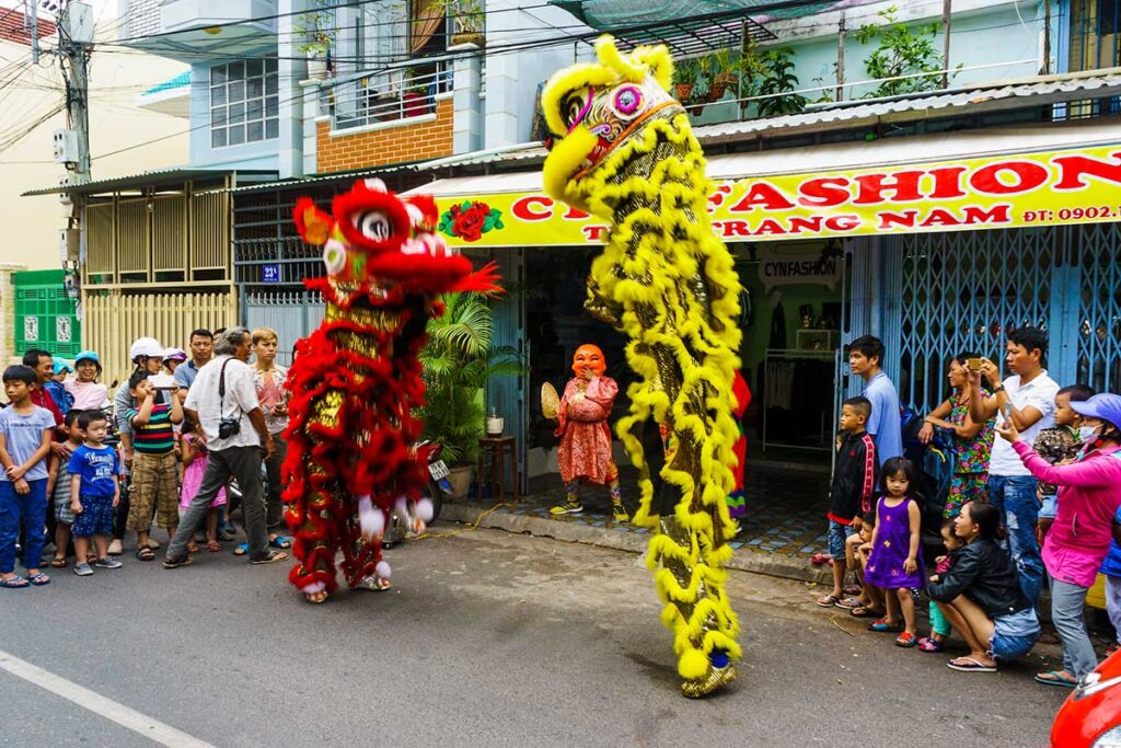 Ein Löwentanz während der Feierlichkeiten in Vietnam