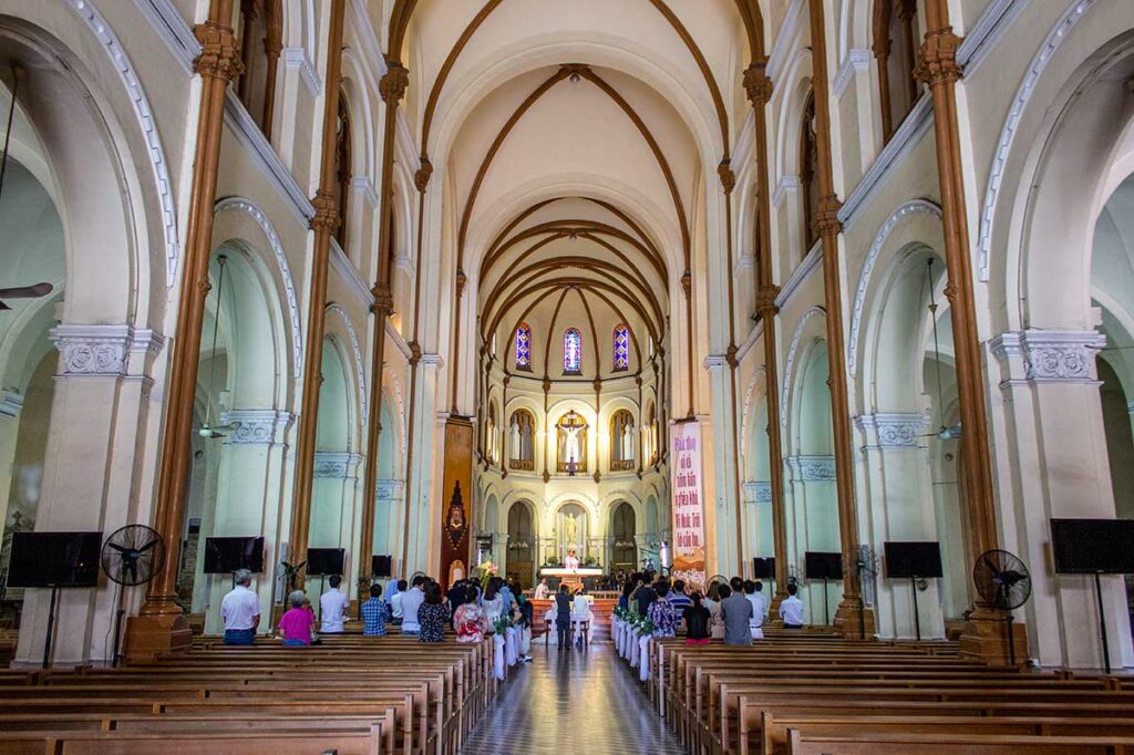 Innenansicht der Kathedrale Notre Dame von Saigon in Ho-Chi-Minh-Stadt