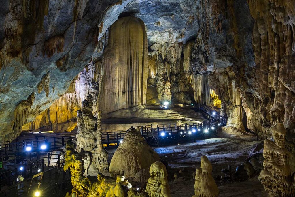 Das Innere der Paradieshöhle in Phong Nha