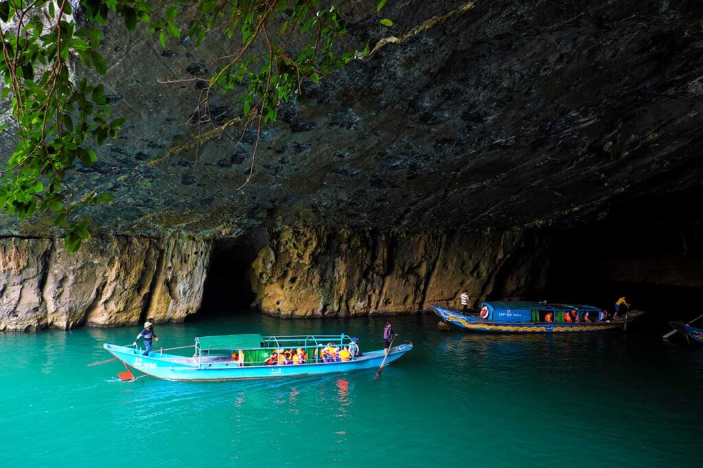 Ein Boot fährt in die Phong Nha-Höhle ein