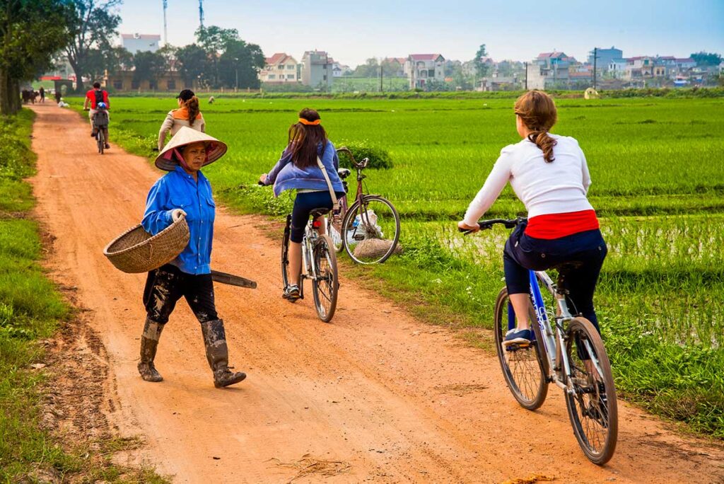 Radfahren in der Landschaft von Hanoi