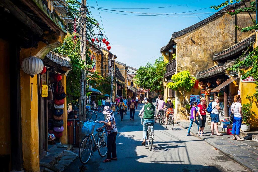 Tourist radelt durch die Straßen der Altstadt von Hoi An