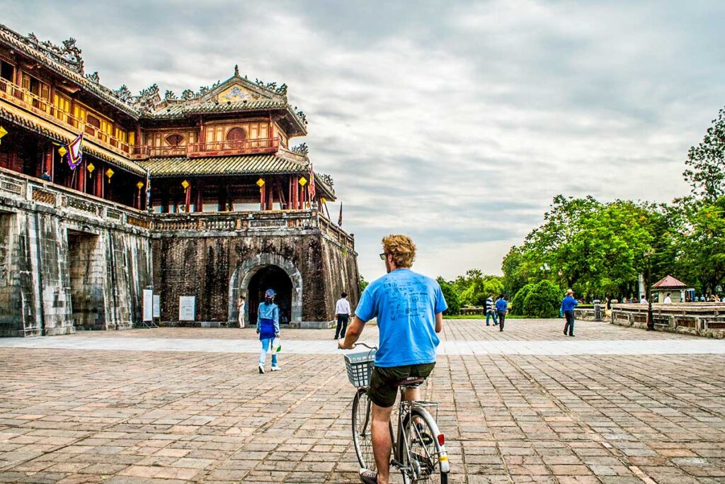 Radfahren in Hue am Eingang der kaiserlichen Zitadelle