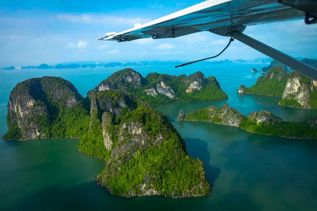 Ausblicke während eines Rundfluges über die Halong-Bucht mit einem Wasserflugzeug