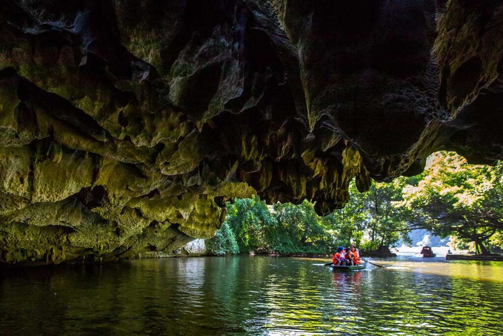 Höhle, die Sie mit der Bootstour in Tam Coc passieren