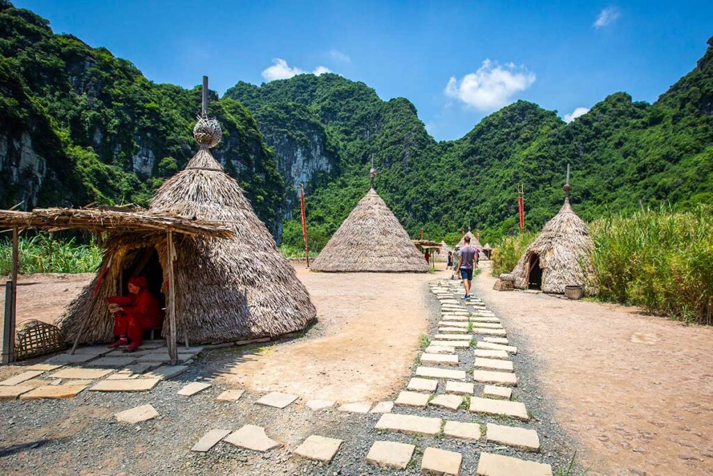 Das Stammesdorf aus dem Film Kong: Skull Island, der hier gedreht wurde, kann mit einer der Trang An-Bootstouren besucht werden.