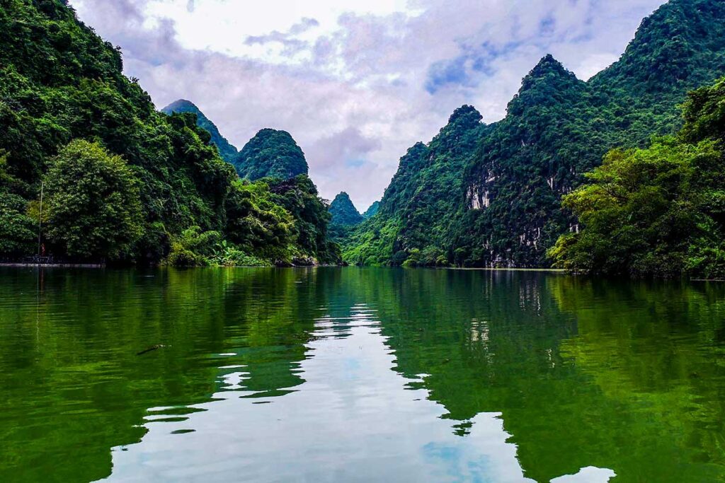 Fluss, der durch Trang An in Ninh Binh fließt