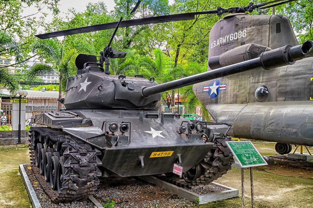 Ein Panzer und ein Chinook-Hubschrauber, die von den Amerikanern während des Vietnamkrieges eingesetzt wurden, sind im Kriegsopfermuseum in Ho-Chi-Minh-Stadt im Freien ausgestellt