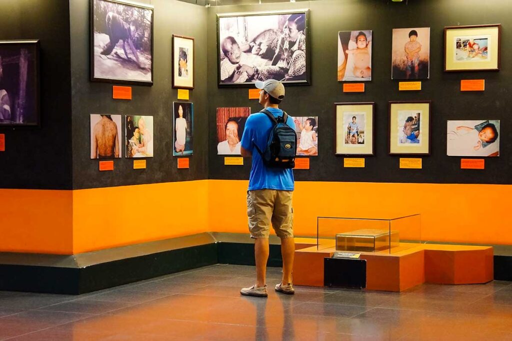 Im Vietnamkriegsmuseum in Ho-Chi-Minh-Stadt werden Fotos von Vietnamesen ausgestellt, die während des Vietnamkriegs unter Bombenangriffen und giftigen Gasen litten.