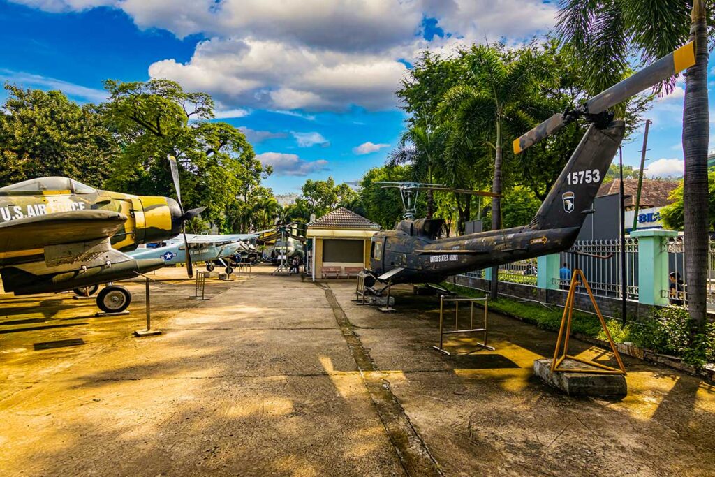 Ein Flugzeug und ein Hubschrauber, ausgestellt im Vietnamkriegsmuseum in Ho-Chi-Minh-Stadt