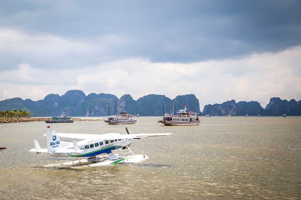 Abheben vom Wasser mit einem Wasserflugzeug in der Halong Bucht