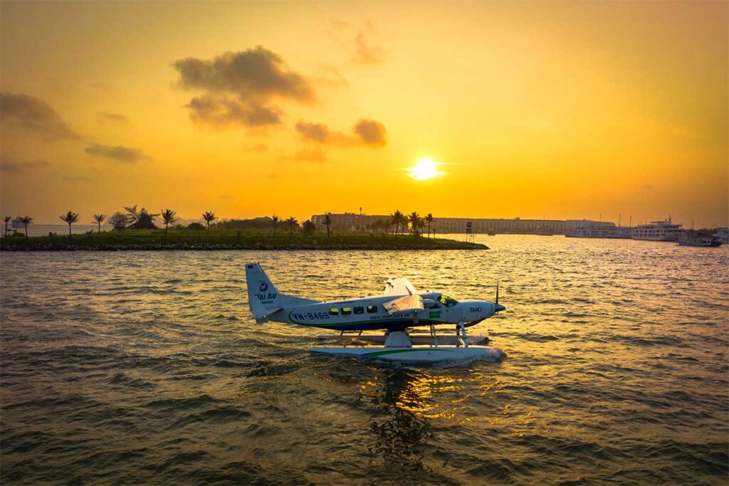 Wasserflugzeug auf dem Wasser in der Halong Bucht