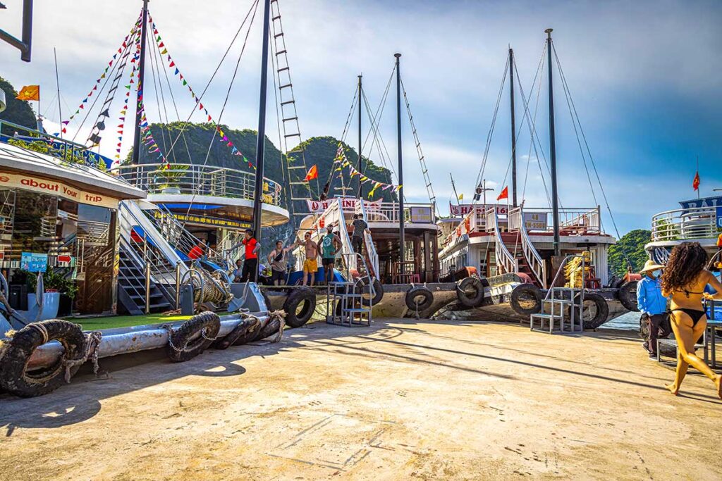 Boote liegen im Kreuzfahrthafen der Halong-Bucht auf der Insel Tuan Chau