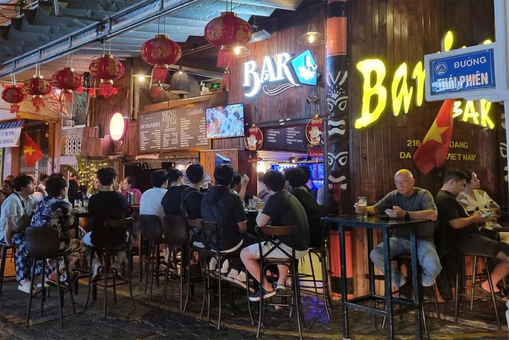 Leute trinken etwas in der Bamboo 2 Bar – einer beliebten Bar in Da Nang