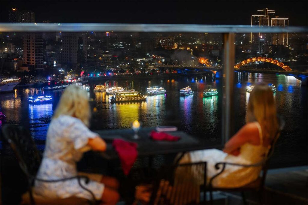 Zwei Personen trinken etwas in der Brilliant Top Bar - Eine Bar auf dem Dach mit atemberaubender Aussicht über Da Nang