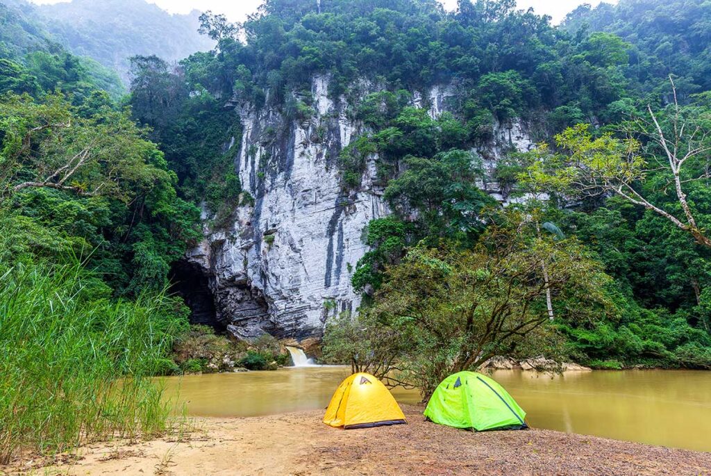 Camping außerhalb der Tu-Lan-Höhle