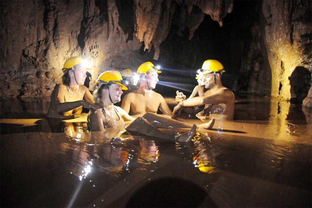 Baden im Schlamm in der Dark Cave