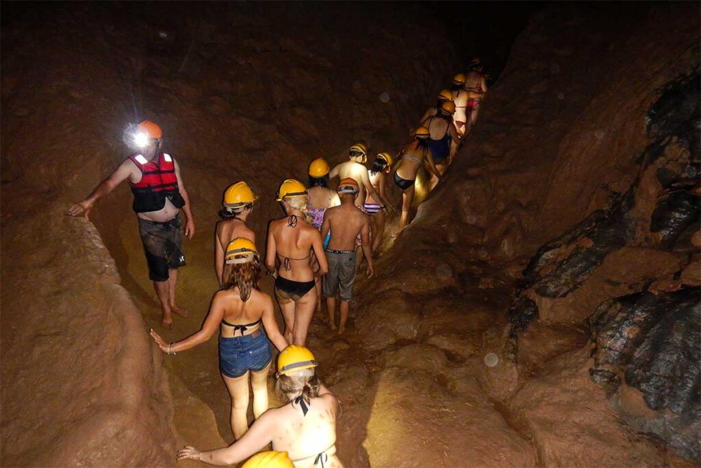 Durch den Schlamm in der Dark Cave laufen