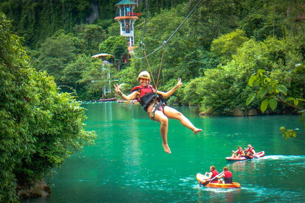 Seilrutsche über den Fluss bei Dark Cave in Phong Nha