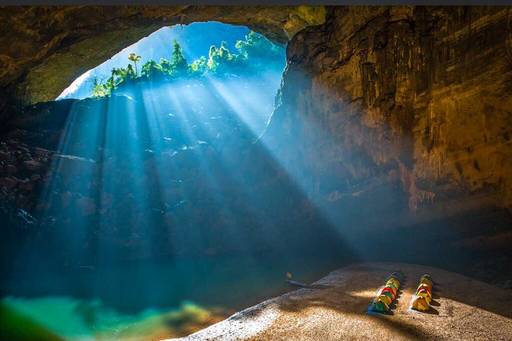 Unterirdischer See und Strand in der Hang En-Höhle