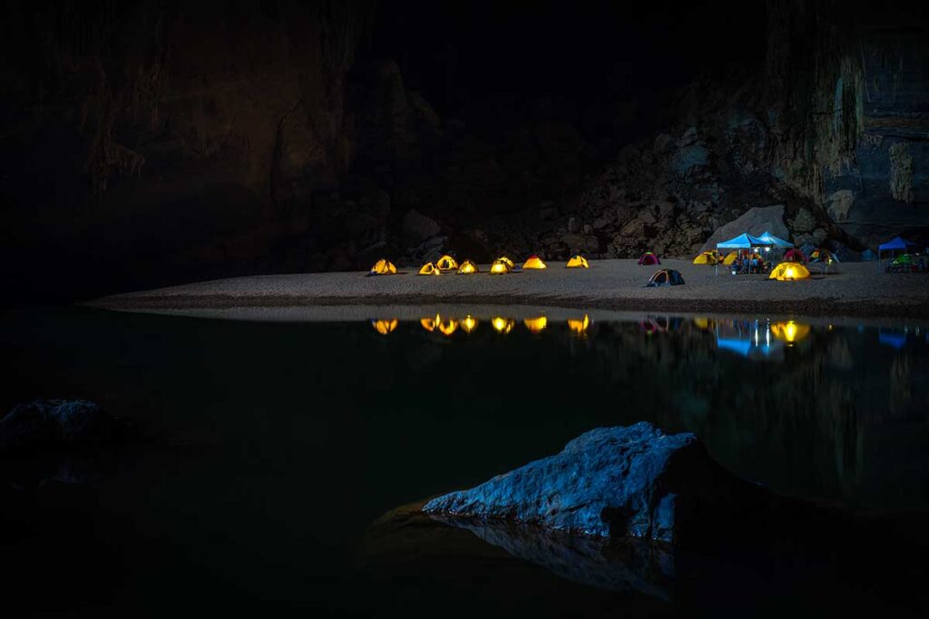 Zelte an einem unterirdischen Strand und See in der Hang En-Höhle im Phong Nha-Nationalpark - Vietnam