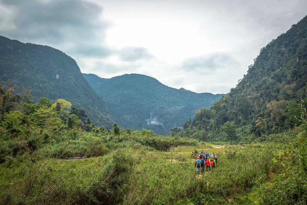 Dschungeltrekking im Phong Nha Nationalpark zum Eingang der Hang En-Höhle