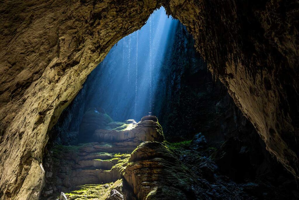 Riesiges Dolinenloch in der Hang Son Doong-Höhle, durch das Sonnenlicht scheint