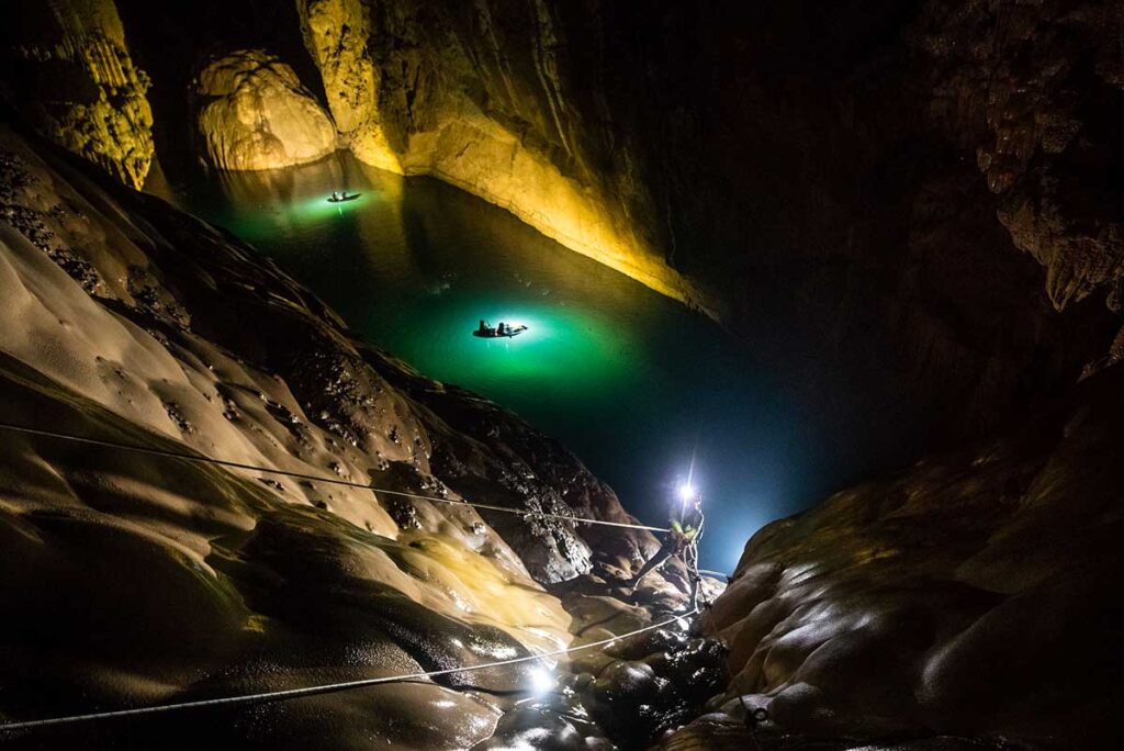 Abenteuerreisende seilen sich in einen unterirdischen Fluss der Hang Son Doong-Höhle in Phong Nha ab