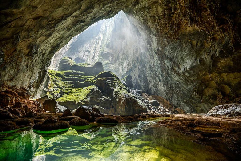 Kleiner unterirdischer See in der Hang Son Doong-Höhle in Phong Nha – der größten Höhle der Welt