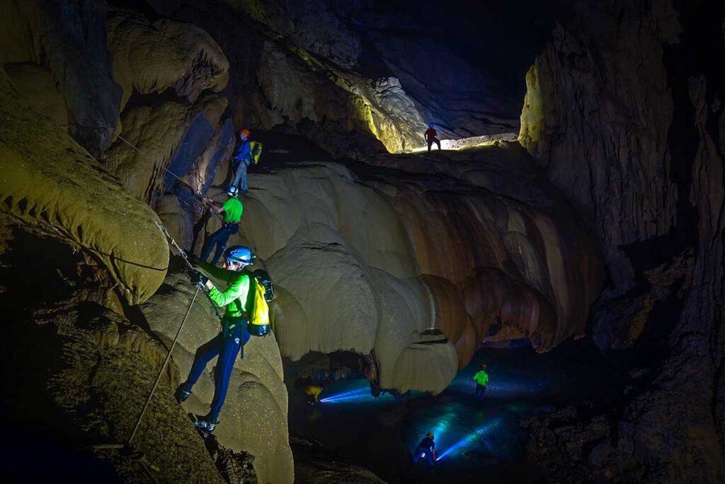 Reisende seilen sich während einer Höhlenexpedition in der Hang Va-Höhle in Phong Nha ab