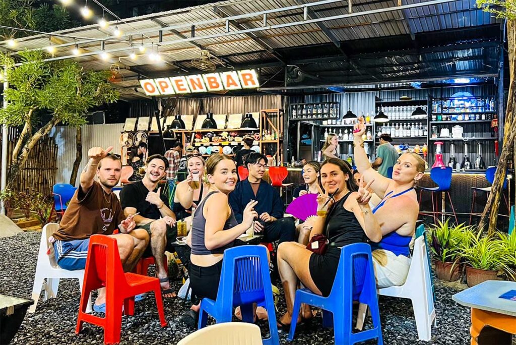 Eine Gruppe von Touristen sitzt an einer Bar auf dem Helio-Nachtmarkt (Helio Night Market)