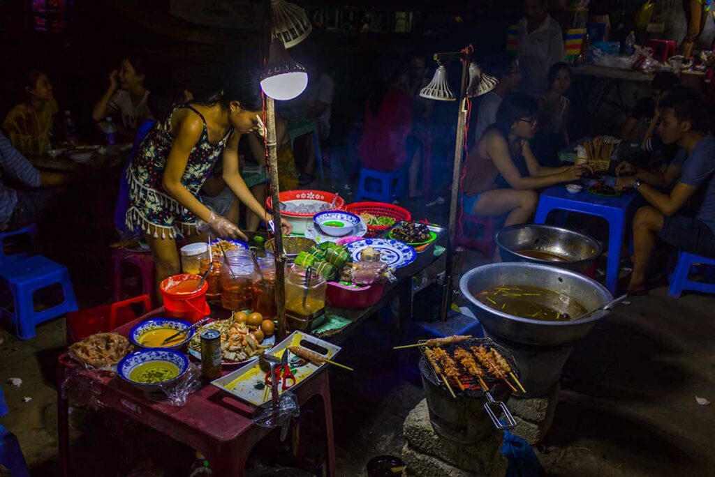 Streetfood auf einem Nachtmarkt in Hue