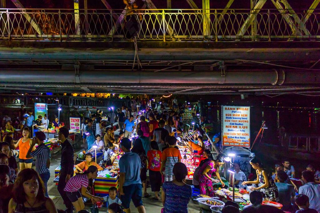 Truong Tien Brücke Nachtmarkt