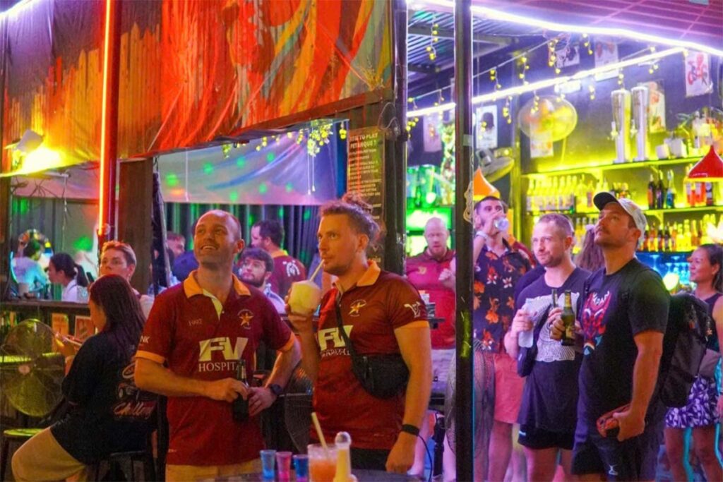 Leute trinken etwas im Le Funky Donkey – einer beliebten Bar in Da Nang