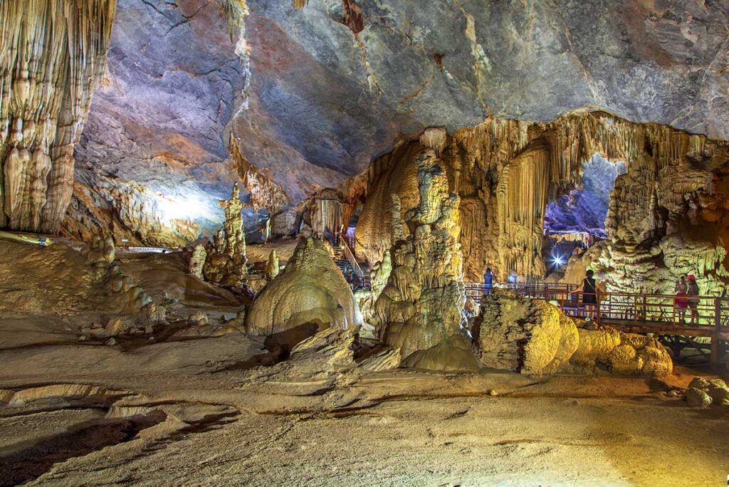 Wunderschöne Formationen aus Stalaktiten und Stalagmiten in der Paradise Cave