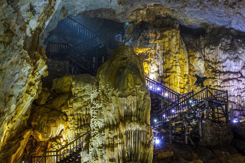 Die Treppe führt von der Decke und dem Eingang der Paradise Cave hinunter zum Boden der Höhle