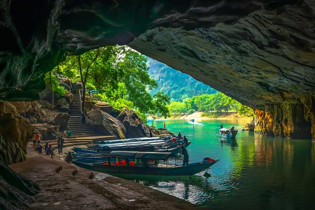 Boote angedockt in einem unterirdischen Flussabschnitt der Phong Nha-Höhle