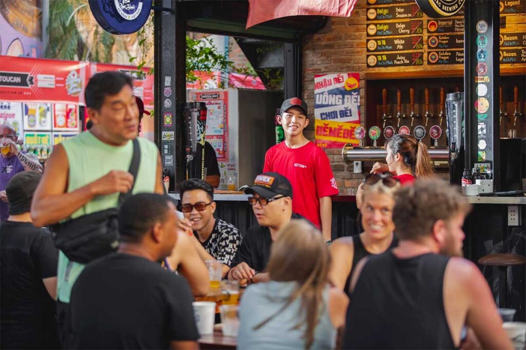 Leute trinken etwas in Section 30, einer beliebten Expat-Bar in Da Nang