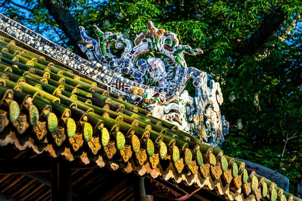 Dachziegel und wunderschöne Schnitzereien der Thanh-Toan-Brücke