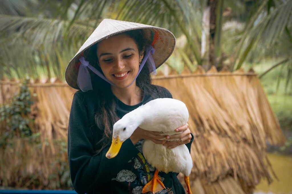 Touristen spielen mit Enten am Duck Stop in Phong Nha