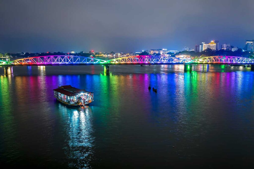 Die Truong Tien Brücke in Hue bei Nacht