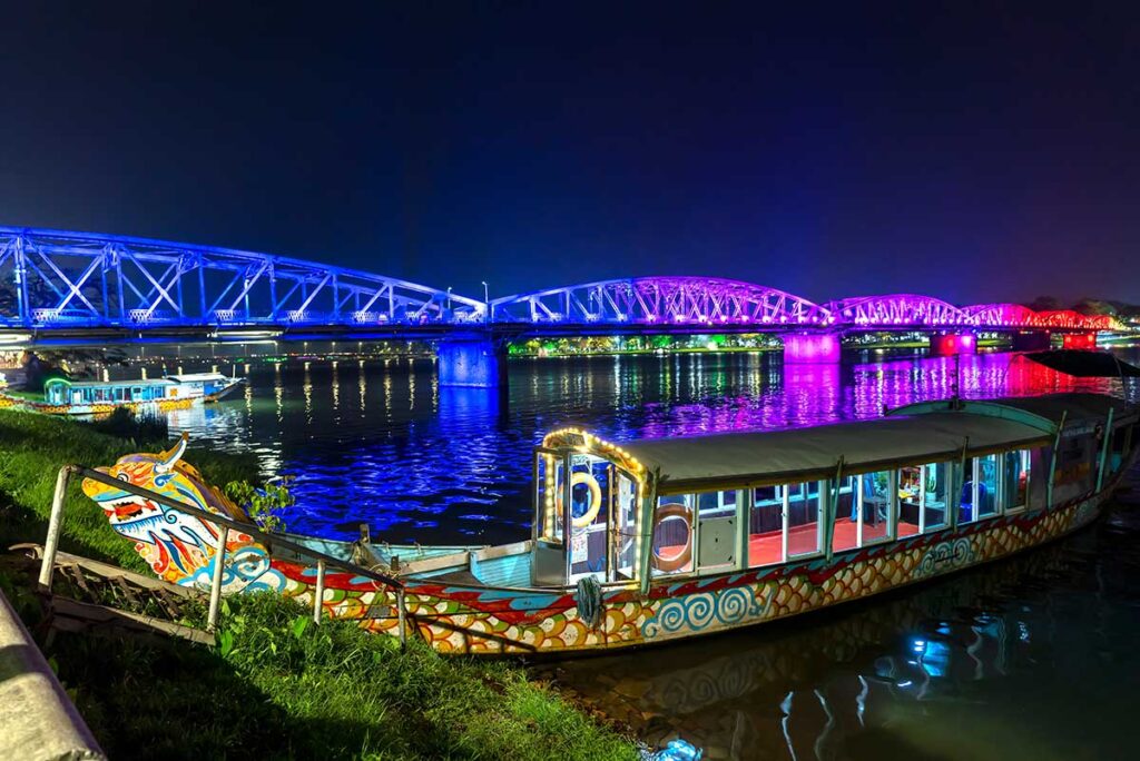 Parfum River bei Nacht mit der Truong Tien-Brücke, wunderschön beleuchtet in verschiedenen Farben in Hue